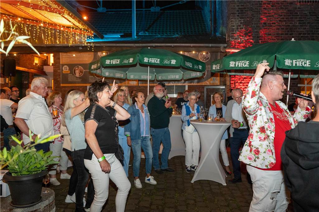 Gäste feiern beim Tanz in den Mai in der Weinbar „Zum Pierre“ in Castrop-Rauxel mit DJ und Livemusik.