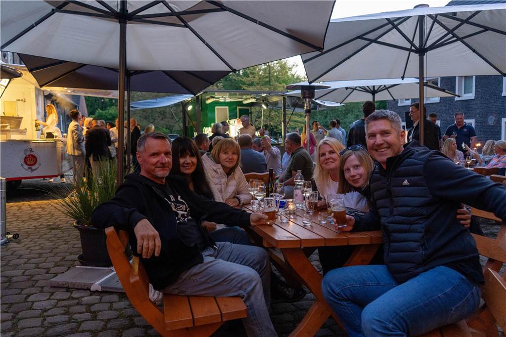 Gäste feiern beim Tanz in den Mai in der Weinbar „Zum Pierre“ in Castrop-Rauxel mit DJ und Livemusik.