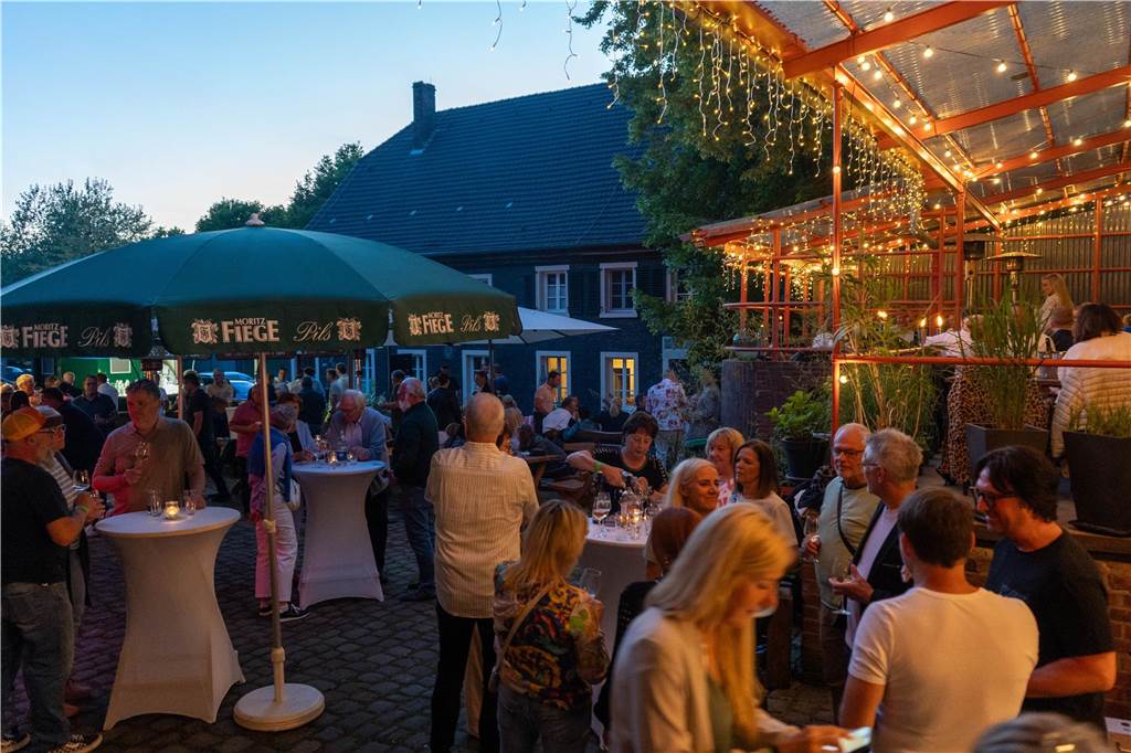 Gäste feiern beim Tanz in den Mai in der Weinbar „Zum Pierre“ in Castrop-Rauxel mit DJ und Livemusik.