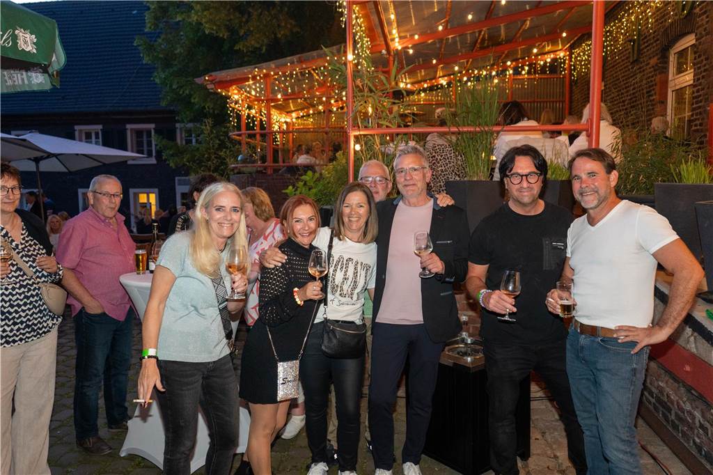 Gäste feiern beim Tanz in den Mai in der Weinbar „Zum Pierre“ in Castrop-Rauxel mit DJ und Livemusik.