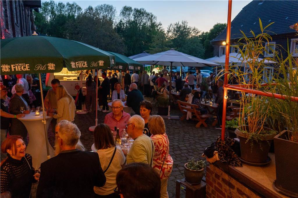 Gäste feiern beim Tanz in den Mai in der Weinbar „Zum Pierre“ in Castrop-Rauxel mit DJ und Livemusik.