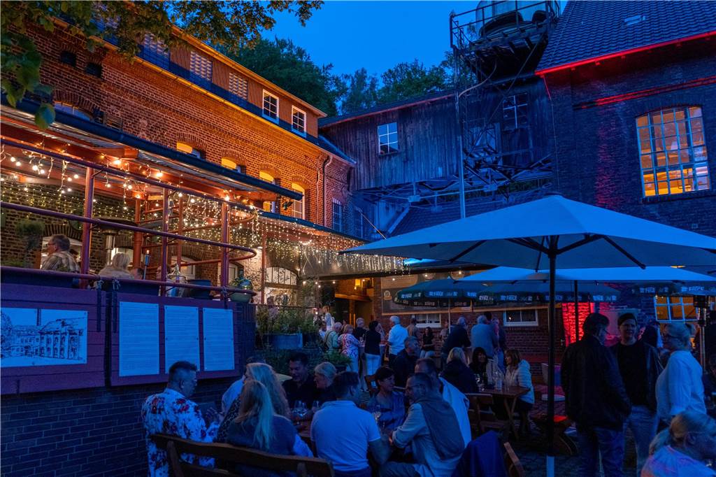 Gäste feiern beim Tanz in den Mai in der Weinbar „Zum Pierre“ in Castrop-Rauxel mit DJ und Livemusik.