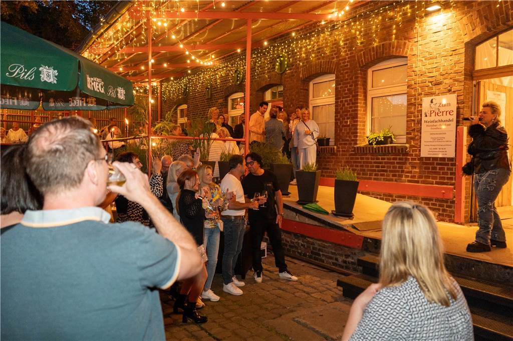 Gäste feiern beim Tanz in den Mai in der Weinbar „Zum Pierre“ in Castrop-Rauxel mit DJ und Livemusik.