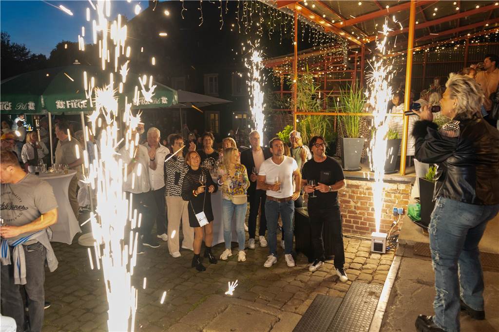 Gäste feiern beim Tanz in den Mai in der Weinbar „Zum Pierre“ in Castrop-Rauxel mit DJ und Livemusik.