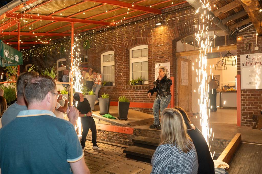 Gäste feiern beim Tanz in den Mai in der Weinbar „Zum Pierre“ in Castrop-Rauxel mit DJ und Livemusik.