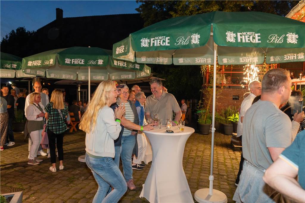 Gäste feiern beim Tanz in den Mai in der Weinbar „Zum Pierre“ in Castrop-Rauxel mit DJ und Livemusik.