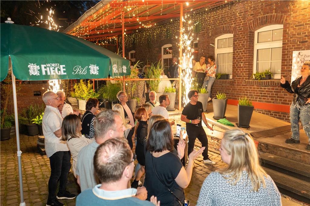 Gäste feiern beim Tanz in den Mai in der Weinbar „Zum Pierre“ in Castrop-Rauxel mit DJ und Livemusik.