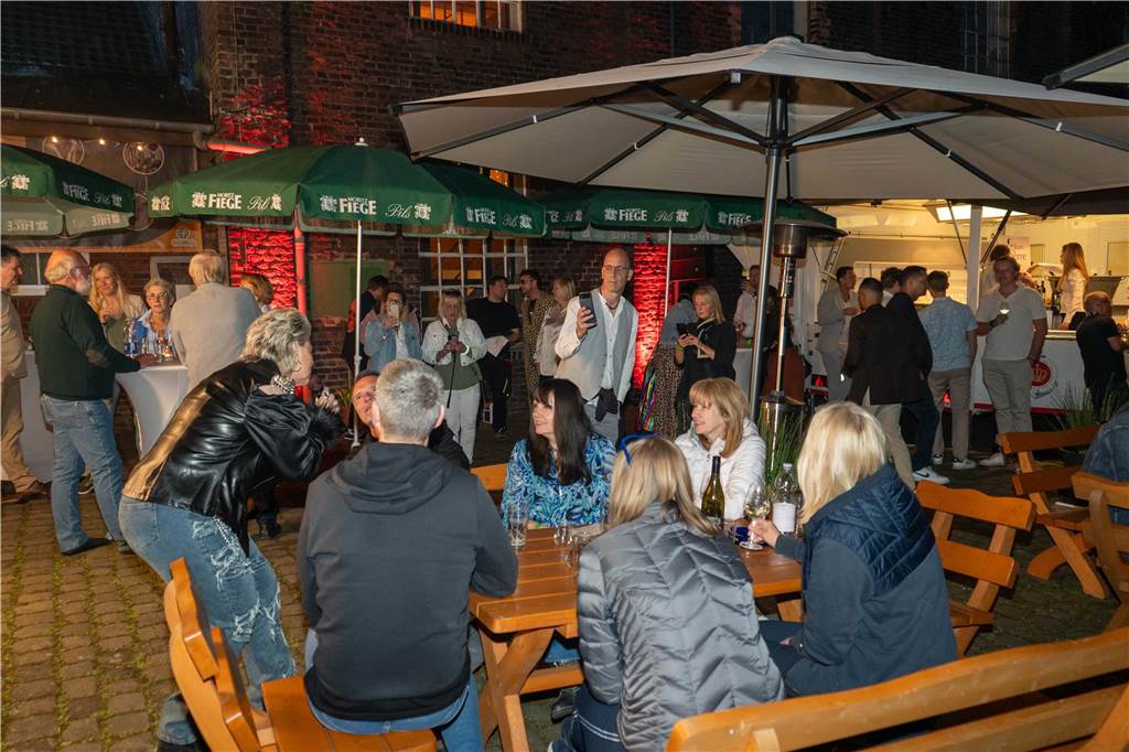 Gäste feiern beim Tanz in den Mai in der Weinbar „Zum Pierre“ in Castrop-Rauxel mit DJ und Livemusik.