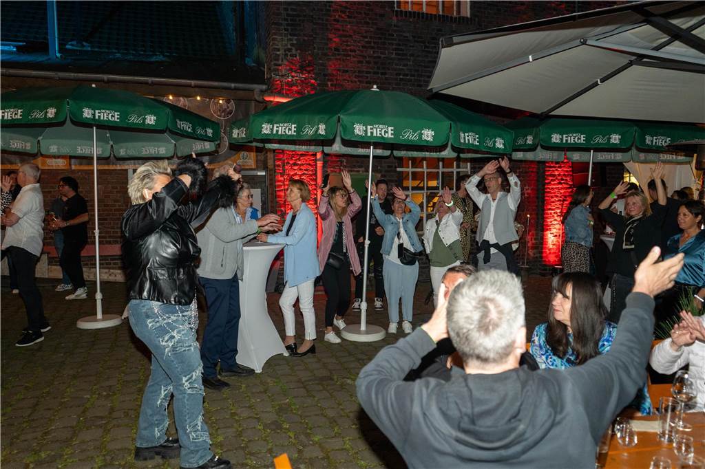 Gäste feiern beim Tanz in den Mai in der Weinbar „Zum Pierre“ in Castrop-Rauxel mit DJ und Livemusik.