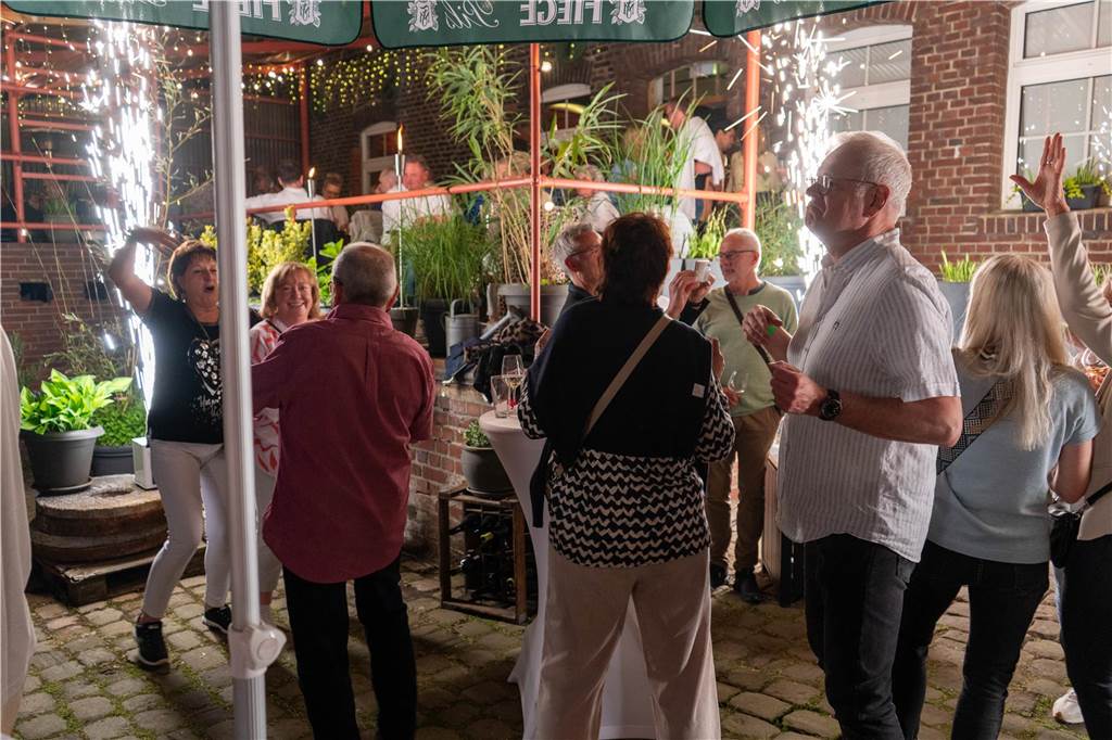 Gäste feiern beim Tanz in den Mai in der Weinbar „Zum Pierre“ in Castrop-Rauxel mit DJ und Livemusik.