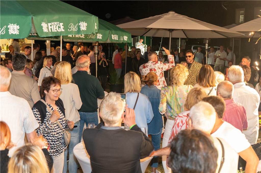 Gäste feiern beim Tanz in den Mai in der Weinbar „Zum Pierre“ in Castrop-Rauxel mit DJ und Livemusik.