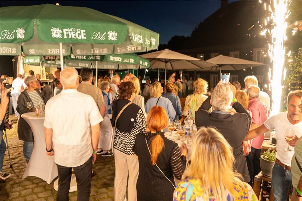 Gäste feiern beim Tanz in den Mai in der Weinbar „Zum Pierre“ in Castrop-Rauxel mit DJ und Livemusik.