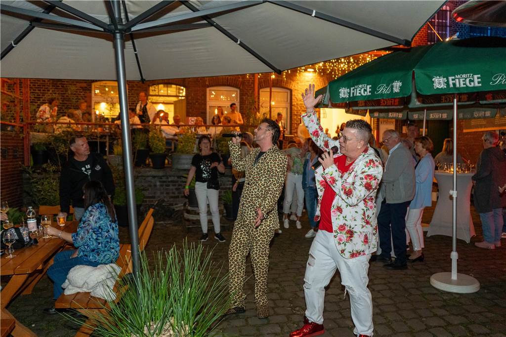 Gäste feiern beim Tanz in den Mai in der Weinbar „Zum Pierre“ in Castrop-Rauxel mit DJ und Livemusik.