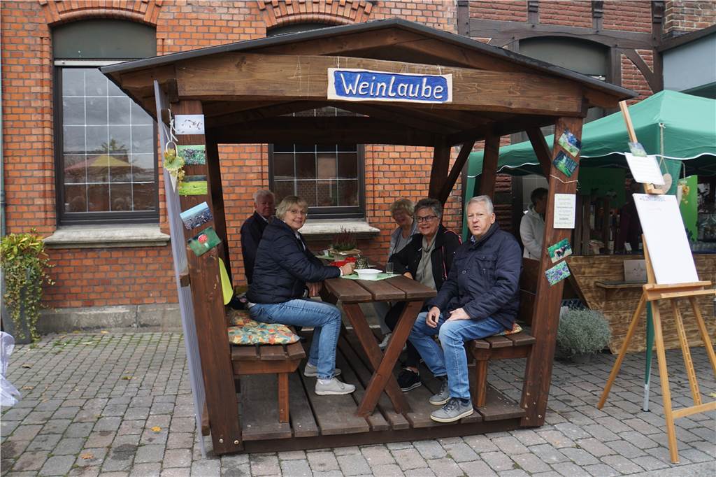 Nach zwei Jahren Coronapause: So schön war der Kartoffelsamstag in Herbern In der Weinlaube konnte man bei Speis und Trank gemütlich zusammensitzen.