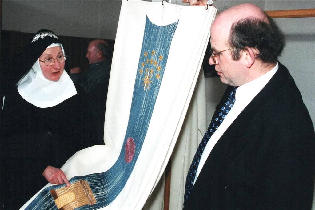 Schwester Martina aus Ahle feiert goldenes Ordensjubiläum In der Werkstatt in Hamicolt fertigte Schwester Martina Gewänder, Stolen, Taufkleider und auch Vereinsfahnen.