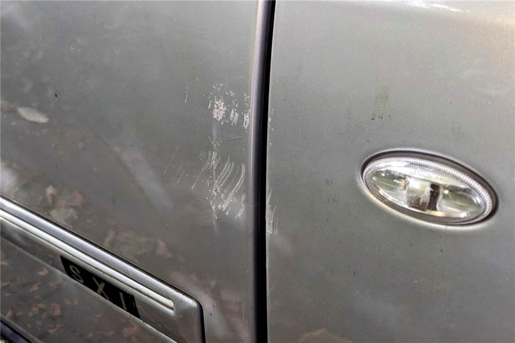 Besitzer entsetzt: Unbekannte kippen „Liebhaberauto“ in ein Gebüsch Lackschäden
