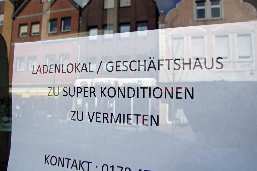 Viele Leerstände: „Kunden sind sparsamer und anspruchsvoller“ An vielen leeren Ladenlokalen hängen Schilder wie diese