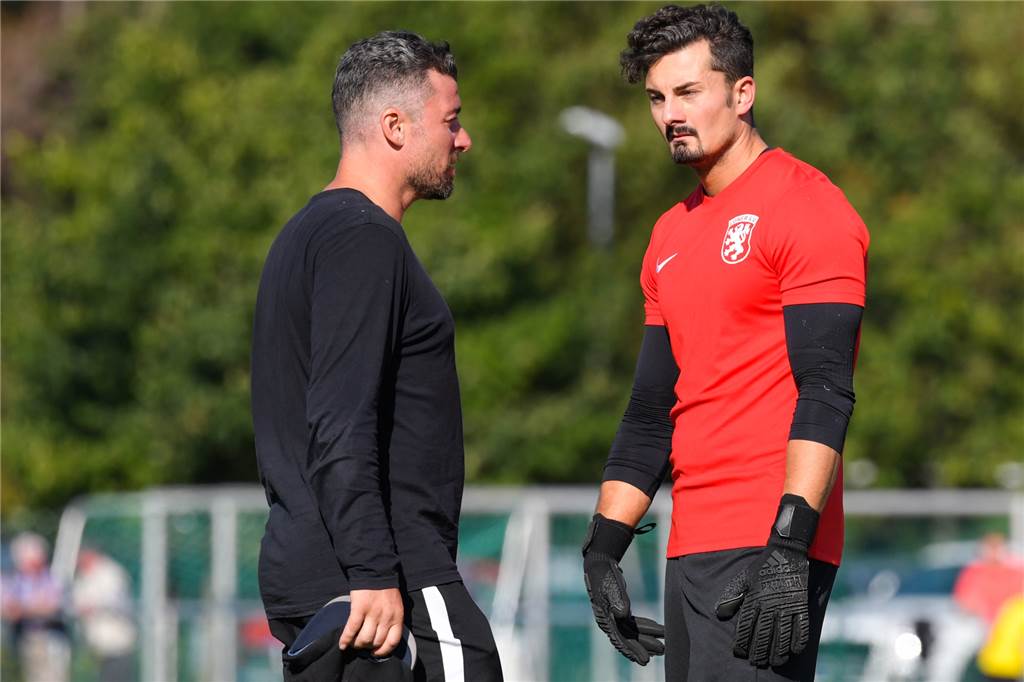 Wer beerbt Jörg Lemke? Zwei Lüner Keeper stehen vor einem Duell In der Westfalenliga-Mannschaft des Lüner SV trat Alexander Ruscher (r.) bis auf einen Einsatz nur beim Aufwärmen in Erscheinung, hier mit dem kurzzeitigen Co-Trainer Ersin Ekiz. Gespielt hat Ruscher vor allem in der Bezirksliga-Reserve.