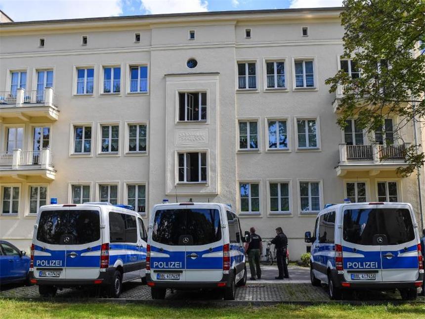 Polizei: Mann aus Eisenhüttenstadt ist IS-Sympathisant In der Wohnung sind lediglich zwei Böller entdeckt worden. Foto: Patrick Pleul