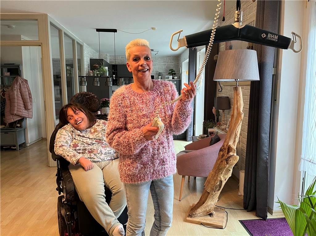 „Ich glaube, es hat keiner ein Herz mehr für behinderte Menschen“ Simone Rund steht an einem Hebelifter in ihrer Wohnung in Fröndenberg, mit dem sie ihre Tochter Dorina auf das Sofa hieven kann.