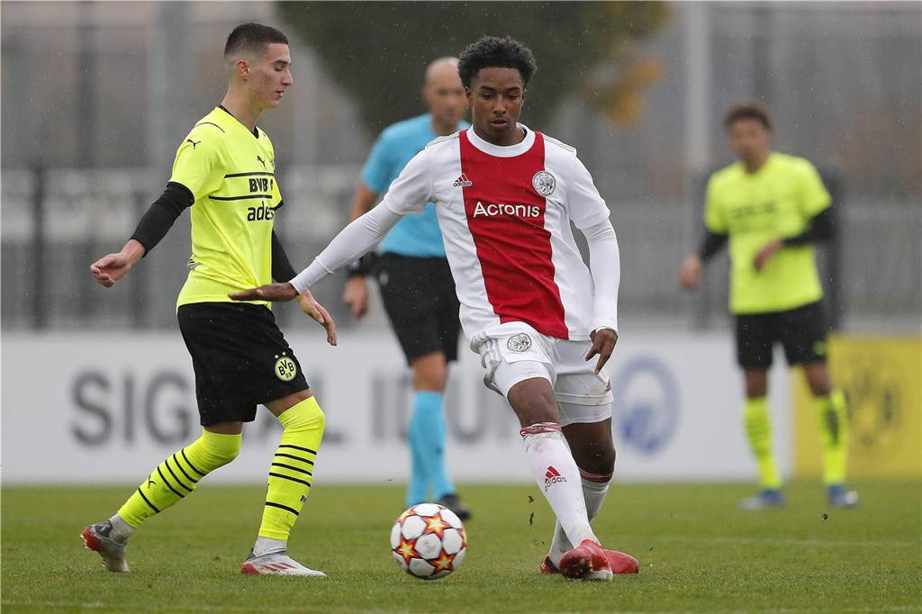 BVB will nächstes Top-Talent: Linksverteidiger von Ajax Amsterdam im Visier In der Youth League spielte Prince Aning (r.) bereits mit Ajax Amsterdam gegen den BVB und hinterließ einen guten Eindruck.