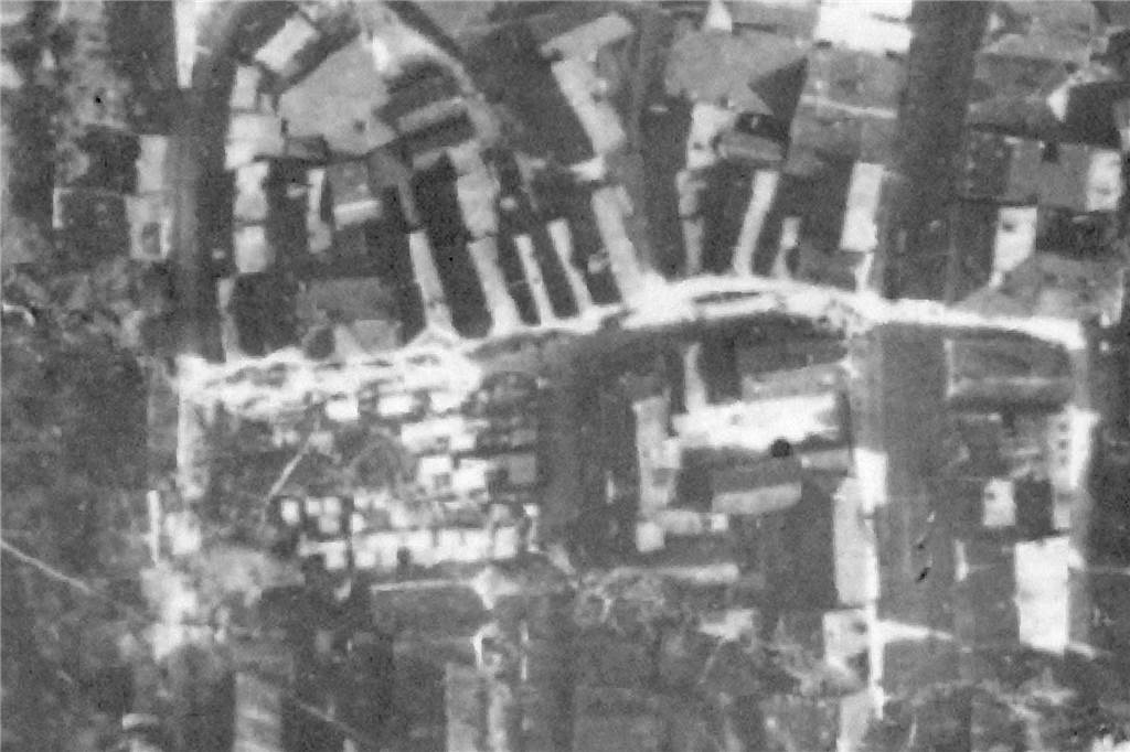 Der Marktplatz in Lünen im Zeitraum 1925-1930. Um den Marktplatz herum sind mehrere Häuser zu erkennen.