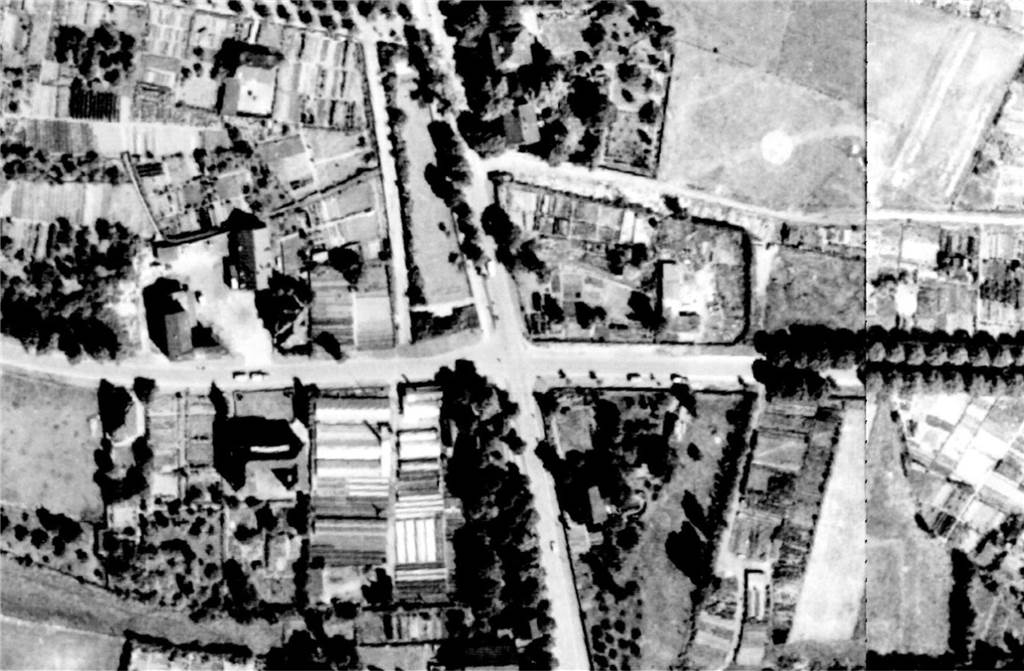 Nach dem zweiten Weltkrieg sind die Straßen ausgebaut. Die große Kreuzung ist bereits erkennbar. Breite Straßen führen in alle Himmelsrichtungen. 