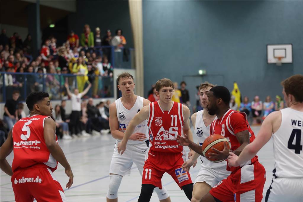 BSV Wulfen steht zum siebten Mal im Finale: LippeBaskets Werne brechen nach der Pause ein Bryant Allen am Ball