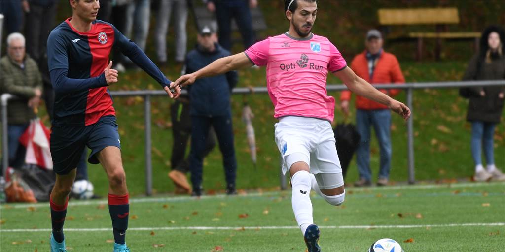 Shala-Comeback im Trikot von Wacker Obercastrop II wird gekrönt von Fallrückziehertor In der zweiten Halbzeit lief Wacker Obercastrop II mit Elvis Shala (am Ball) den Gästen von Westfalia Herne II einfach davon und dominierte das Geschehen auf dem Platz.