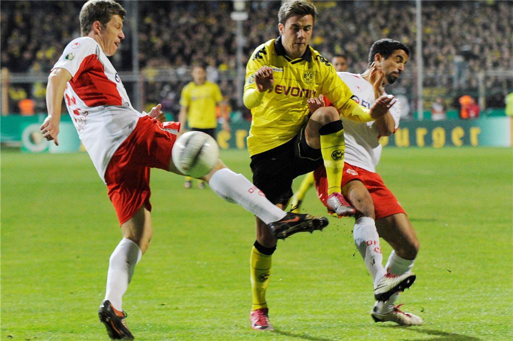 Serien, Enttäuschungen, kaputte Brillen: Die „grandiose“ BVB-Meistersaison 2010/11 In der zweiten Runde des DFB-Pokals erlebten Mario Götze und der BVB eine Enttäuschung bei den Kickers Offenbach.