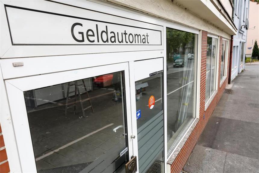 Welche Filialen der Dortmunder Volksbank wann schließen In Derne hat die Dortmunder Volksbank in der vergangenen Woche die erste Filiale geschlossen. Ein Aufkleber auf der Tür informiert Kunden darüber, dass der Geldautomat in den Rewe direkt gegenüber umgezogen ist.