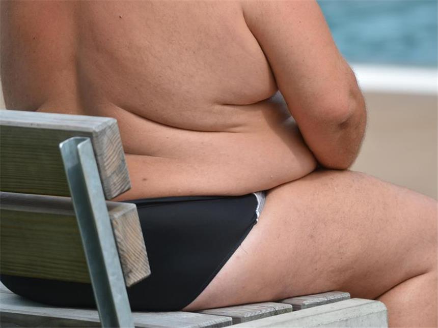 Studie: Gesellschaft grenzt Fettleibige häufig aus In Deutschland ist dem "XXL-Report" der DAK zufolge jeder vierte Erwachsene zwischen 18 und 79 fettleibig. Foto: Franziska Kraufman