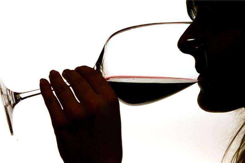 Gesundheitsrisiken schon bei geringen Mengen Alkohol In Deutschland trinken Frauen durchschnittlich 2,9 Einheiten Alkohol pro Tag. Bei Männern sind es sogar vier Einheiten. Eine Einheit entspricht dabei zehn Gramm reinem Alkohol. Foto: Gero Breloer