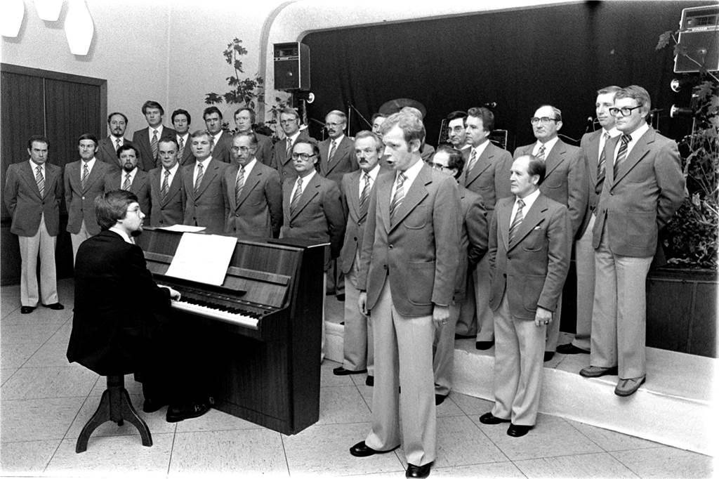 In die Adventszeitgehört der Gesang. Der Cappenberger Männerchor stimmte an diesem Novembertag 1979 festliche Lieder an. 