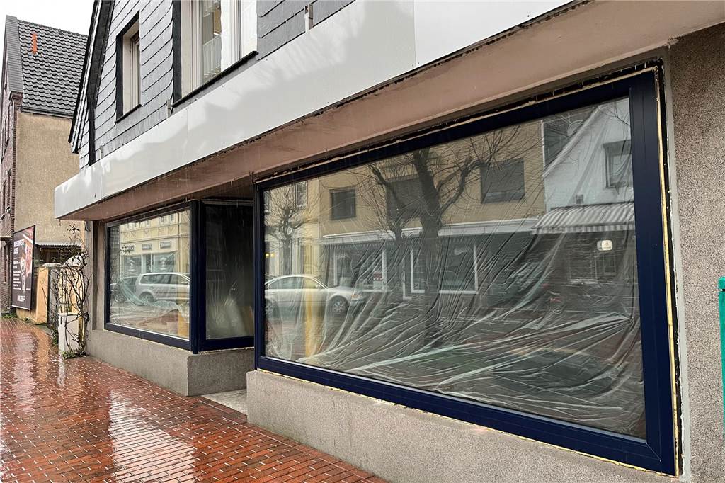 Auf Reiseplattform beworben, dabei längst zu: Nachfolger zieht schon ein Das Lokal in der Mühlenstraße in Haltern ist mit Folie abgeklebt.