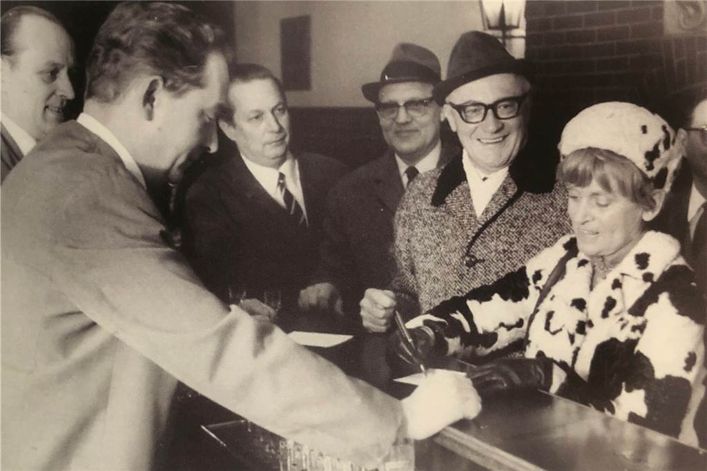 In der Bachmannstube gab‘s Schnaps, Bier und BMW am acht Meter langen Tresen In die Bachmannstube kamen auch viele prominente Gäste. Dieses Foto zeigt die Schauspielerin Luise Ullrich. Ein Stammgast war aber auch der in Dortmund geborene Schauspieler Rudolf Platte.