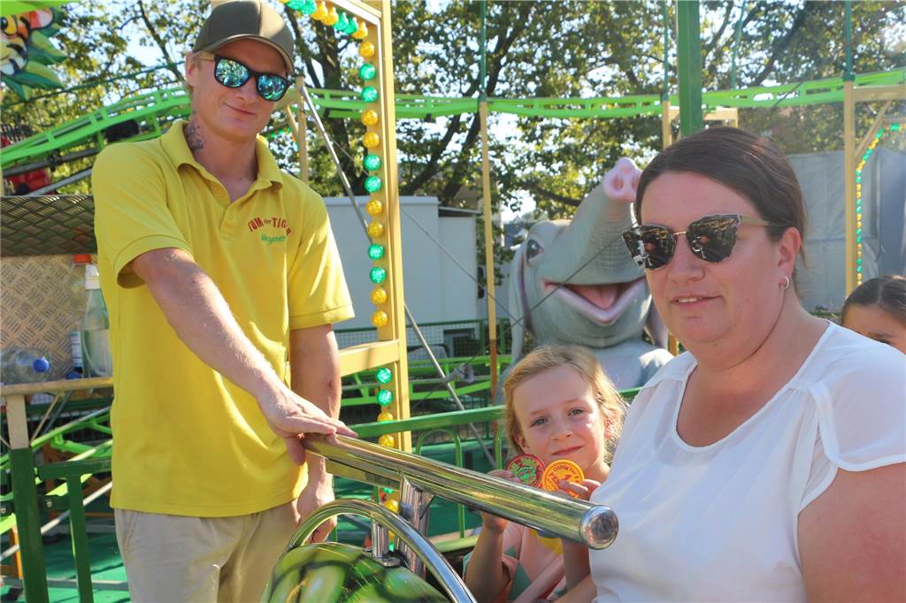 Mit Lotta (5) über die Ahauser Kirmes: So viel Spaß hat das Kind für 30 Euro In die Kinderachterbahn „Tom der Tiger“ muss Mama noch mit. Die Fahrt für 2,50 Euro macht Lotta so viel Spaß, dass es mit dem Papa noch ne Extrarunde gibt.