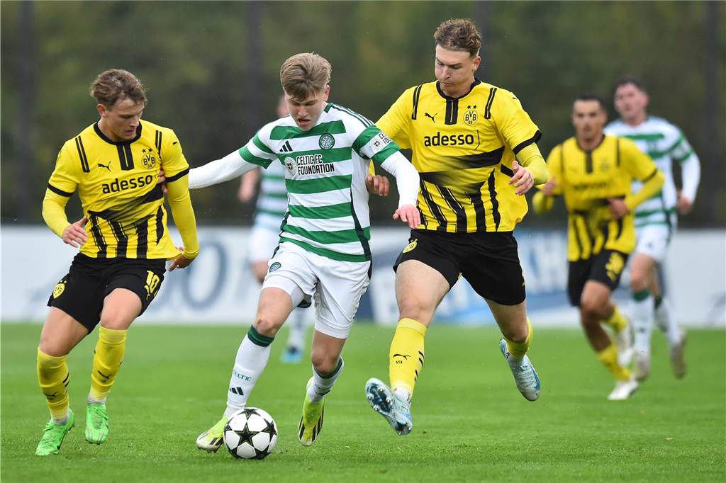 Elias Benkara führt einen Zweikampf um den Ball