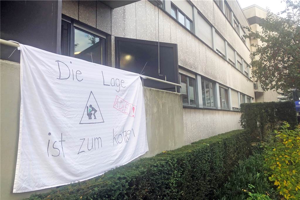 In die Trauer der Mitarbeiter mischte sich am Freitag bei einigen Beschäftigten auch Bitterkeit, wie dieses Transparent zeigt.