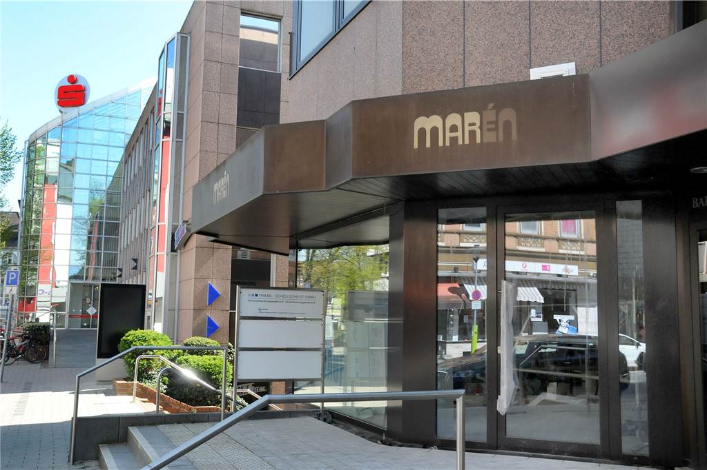 In die frühere Boutique Marén gehen künftig Immobilien-Besitzer In die umgebauten Räume der früheren Boutique Marén an der Bahnhofstraße zieht die neugegründete Sparkassen-Hausverwaltung GmbH ein.