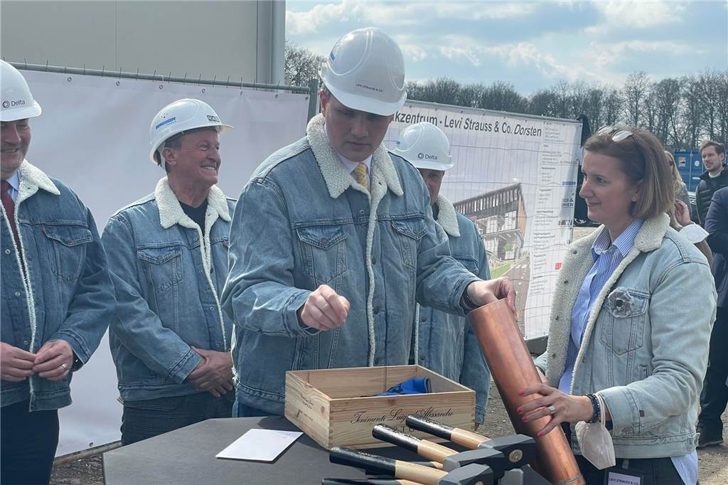 Levi‘s baut in Dorsten ein „grünes“ Logistik-Drehkreuz für Europa (mit Video) Bürgermeister Tobias Stockhoff füllt die Zeitkapsel bei der Grundsteinlegung für Levi's in Dorsten