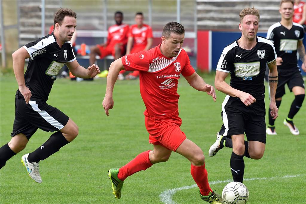 Philipp Herder macht die Drecksarbeit und lässt andere glänzen In Diensten des FC Iserlohn versucht Philipp Herder (r.) hier LSV-Stürmer Fabian Pfennigstorf (M.) zu stoppen. Bald sind die beiden Teamkollegen - ebenso wie der Noch-Iserlohner Dominik Deppe (r. im Hintergrund).
