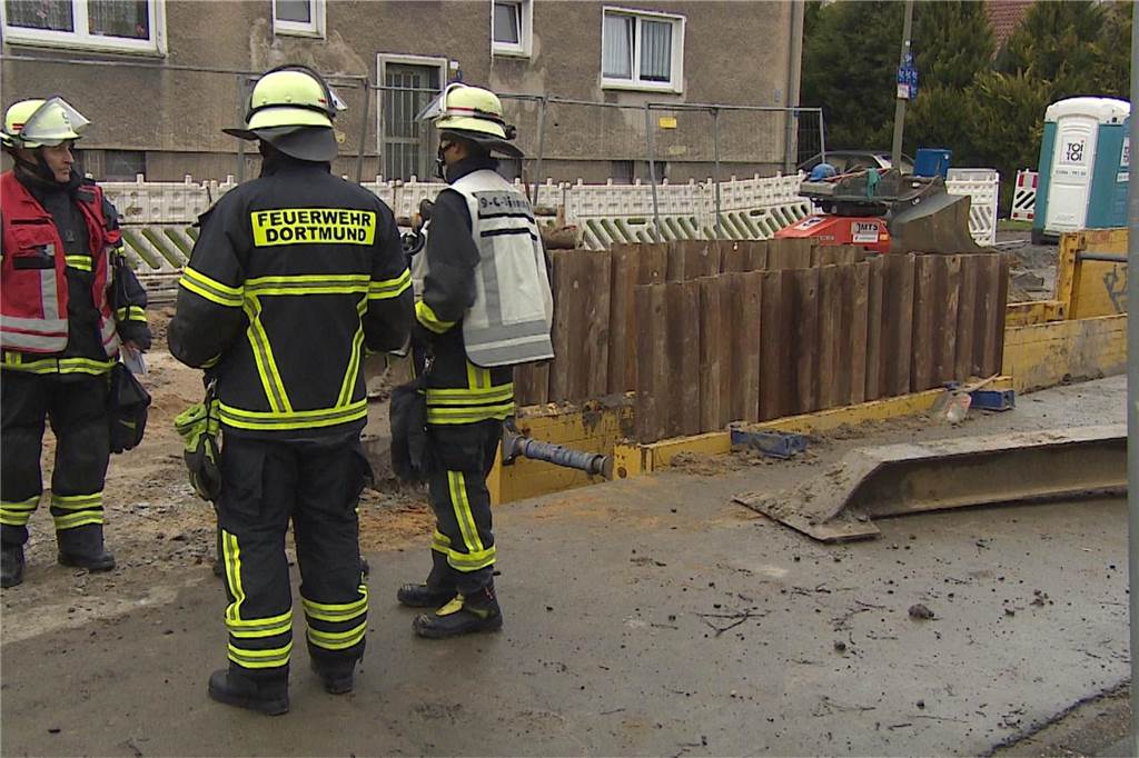Unfall auf Baustelle in Huckarde: Arbeiter stürzte in eine Baugrube In diese Baugrube in Dortmund-Huckarde stürzte der Arbeiter. Er wurde nach seiner Rettung in ein Krankenhaus gebracht.
