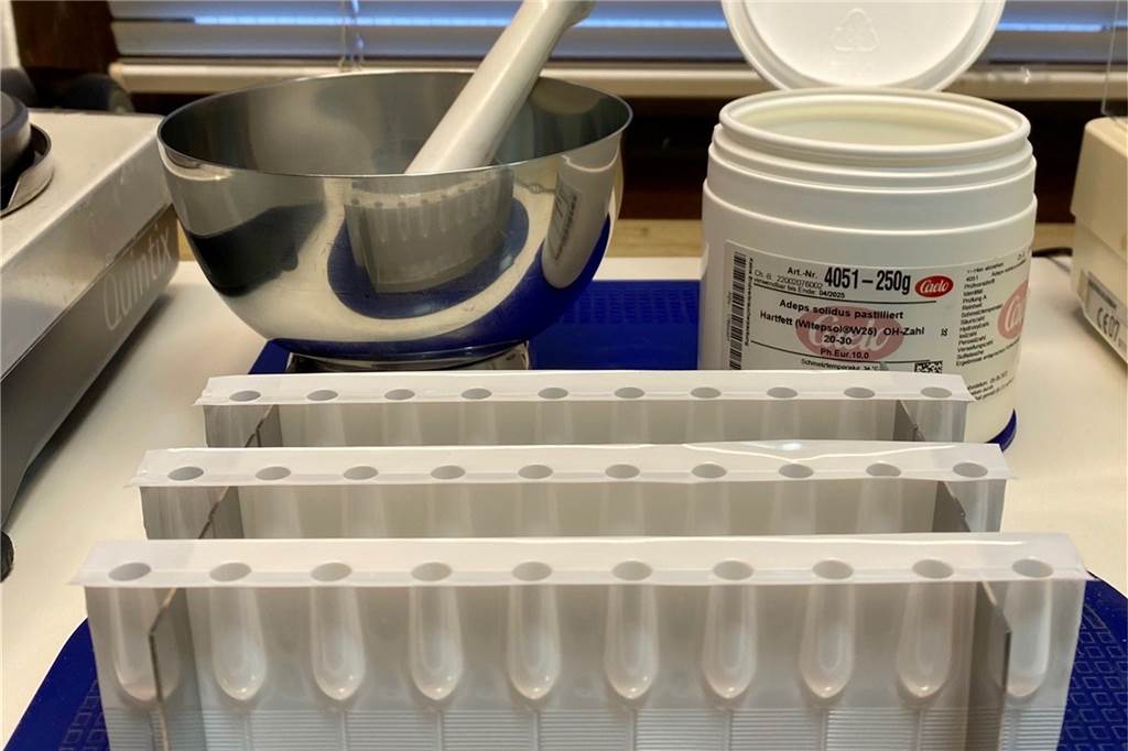 Fiebersaft für Kinder ist Mangelware: Wie Apotheken Familien trotzdem helfen Eine Form für die Herstellung von Zäpfchen.