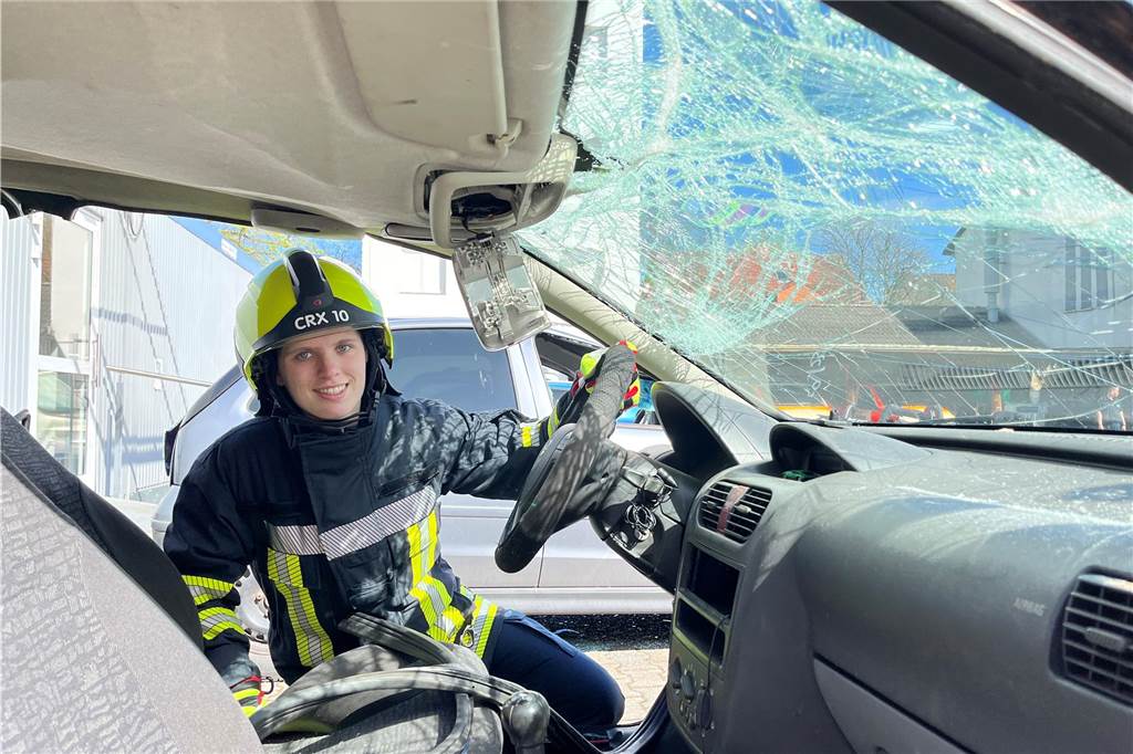 In diesem Auto können die Feuerwehrleute verschiedene Unfallszenarien proben. „Es ist aber schon ziemlich zerübt“, sagt Brandmeisteranwärterin Mia Baum.
