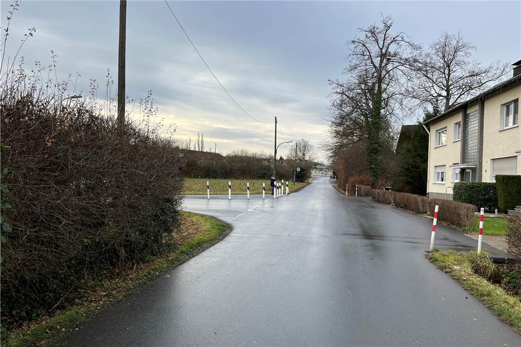 „Angstraum“ in Brechten: „Eltern verbieten ihren Kindern diesen Weg“ In diesem Bereich - auf der Straße Im Dorfe in Höhe der Einmündung Heuweg - soll eine weitere Straßenlaterne für mehr Sicherheit sorgen