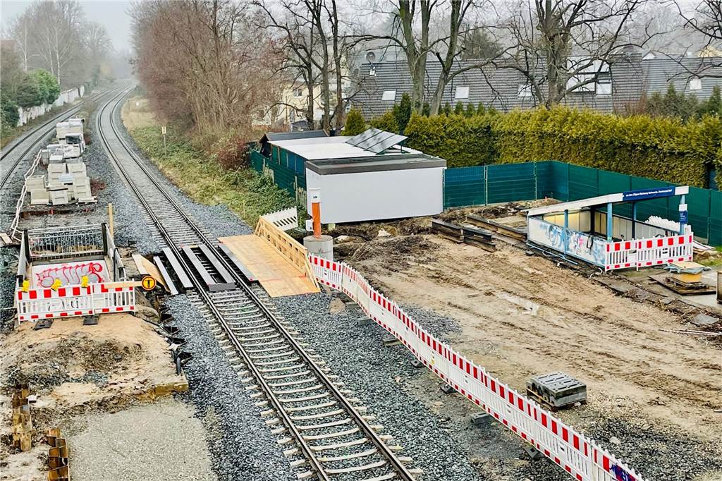 In diesem Bereich ist der ehemalige Bahnsteig schon abgebaut worden.