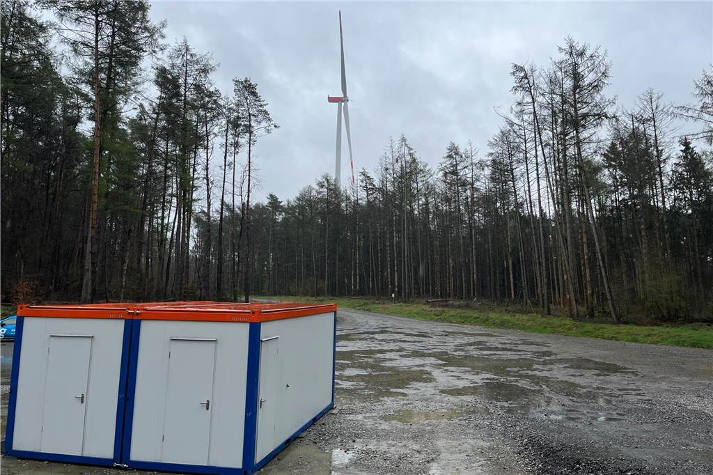 Windrad-Sprengung wird konkret: „Schubversagen über gesamte Turmhöhe“ In diesem Container, 450 Meter vom Windrad entfernt, wird die Sprengmeisterin den Knopf für die Sprengung drücken.