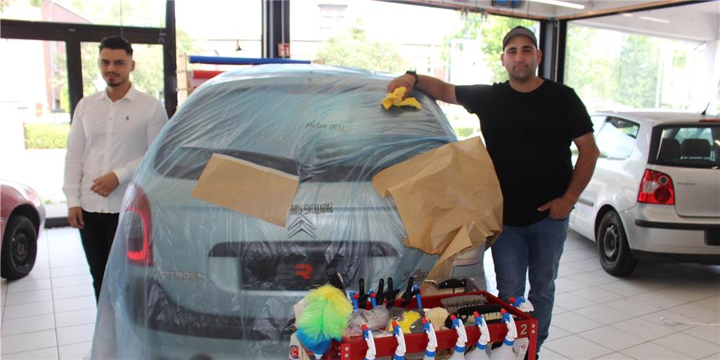 Ein Autohaus in Dortmund wird zu einer besonderen Weiterbildungsschmiede In diesem ehemaligen Verkaufsraum des Autohauses werden die Kunden von Gül Coskun (r.) und Al Canel ab dem 15. August immer und immer wieder Autos aufbereiten.