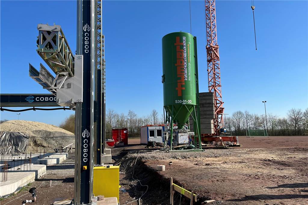 3-D-Vereinsheim in Capelle wird 2023 fertig: Baustart steht bevor In diesem großen Silo ist der neue Baustoff gelagert, der in Ennigerloh im Kreis Warendorf produziert wird.